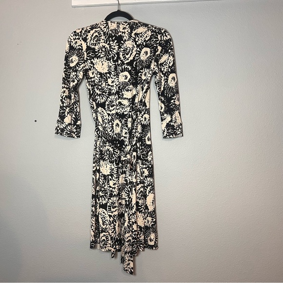 Diane vonFurstenberg Vintage DVF Wrap Dress Silk Floral Black Cream Size 8 - Picture 6 of 10